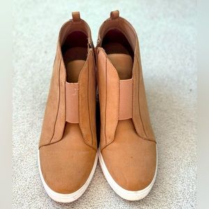 Like new! Linea Paolo wedge sneaker